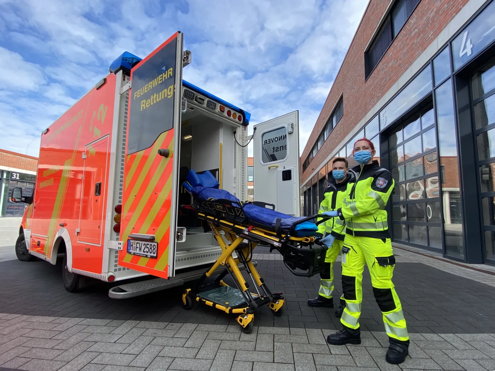 Zwei Rettungsdienstmitarbeiter in der neuen Schutzkleidung.